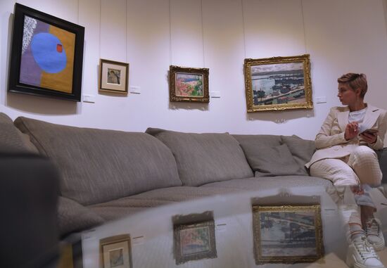 PHOTO OF MONTH. Sotheby's exhibition-auction