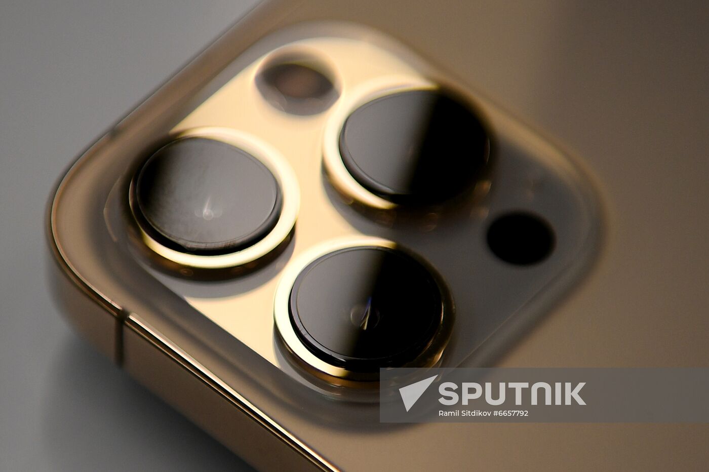 Russia Apple New iPhone