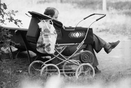 Young father relaxes on Boulevard Ring