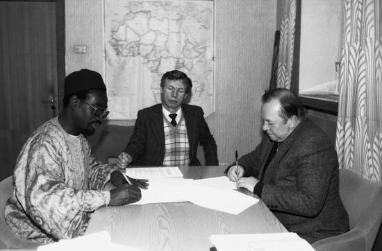 Signing cultural cooperation protocol with Guinea at Union of Soviet Friendship Societies