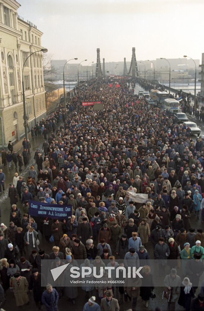 1990 rally "to cancel CPSU's leading role"