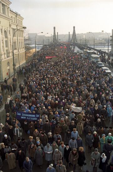 1990 rally "to cancel CPSU's leading role"
