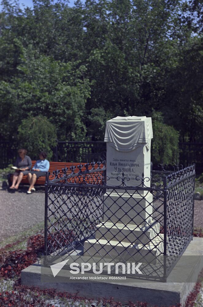 Grave of Ilya Ulyanov, father of Vladimir Lenin