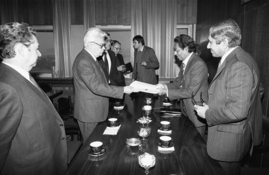 APN chairman of the board Albert Vlasov and Sri Lankan information minister A. J. Ramasinghe