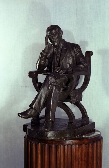 Sitting sculpture of Pyotr Tchaikovsky by Vladimir Beklemishev