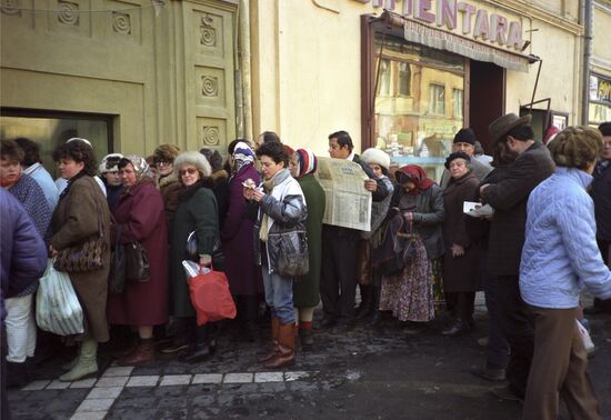 Political and economic crisis in Romania after 1989 revolution
