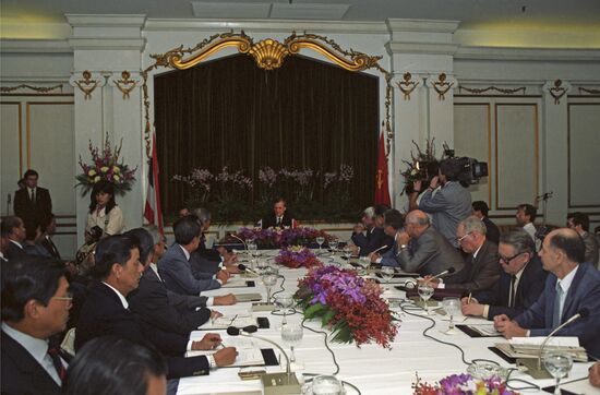 Soviet governmental delegation visits Thailand