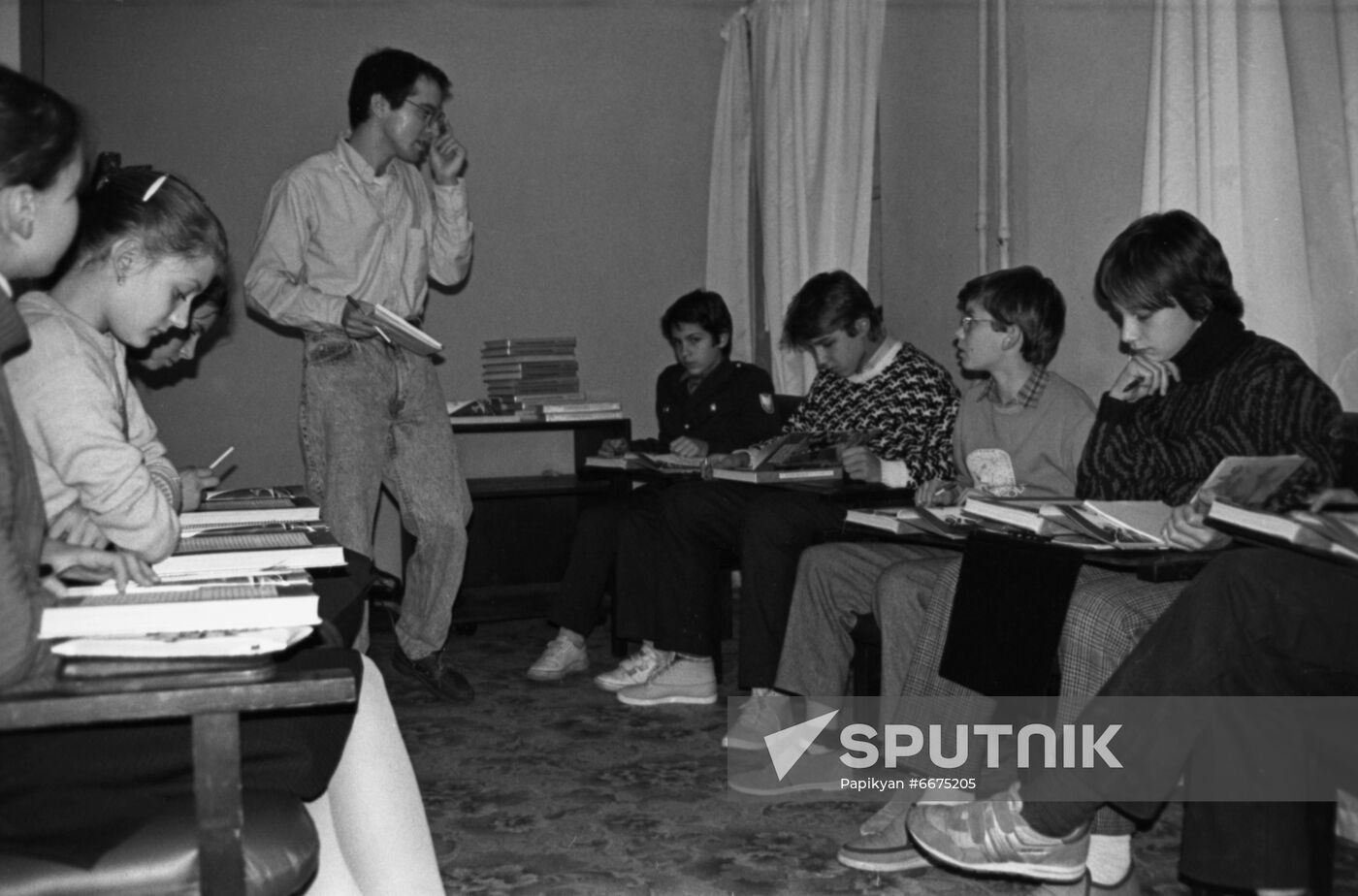 English language lesson at cooperative school