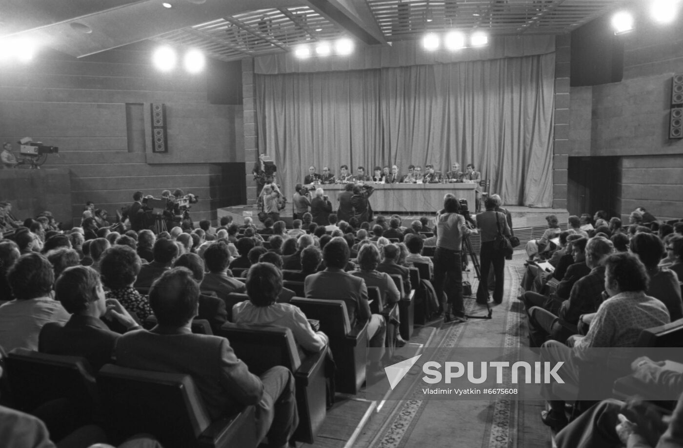 News conference with Soyuz T-7 crew