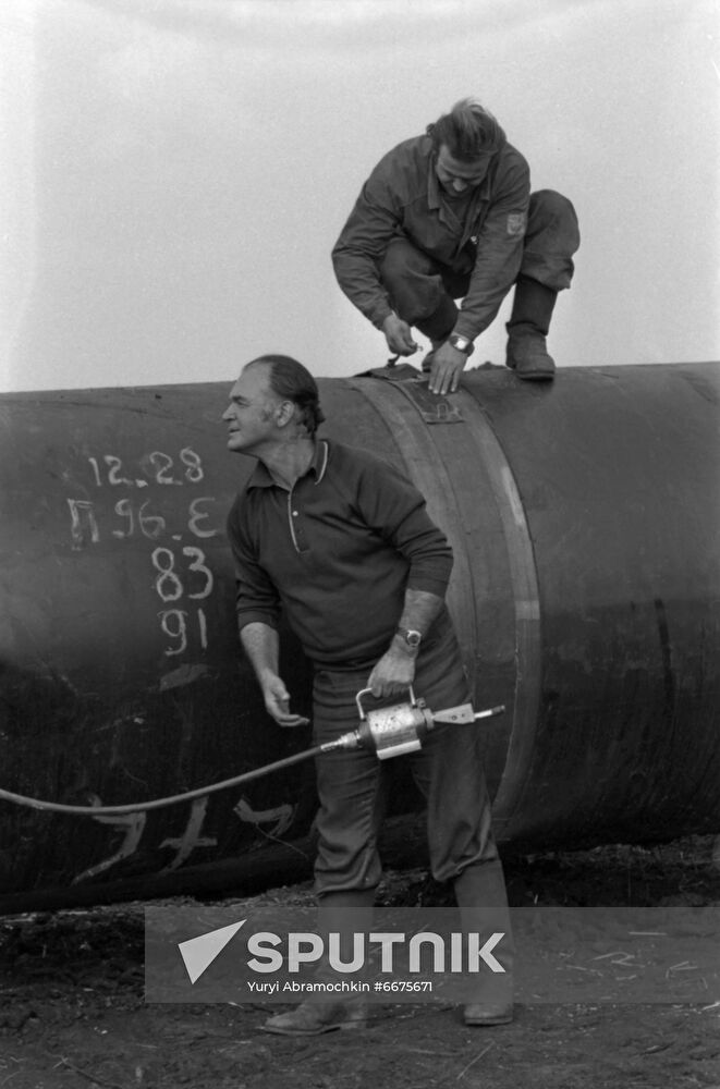 Constructing Urengoi-Pomary-Uzhgorod pipeline