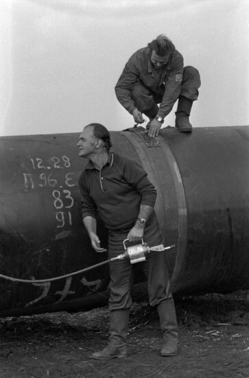 Constructing Urengoi-Pomary-Uzhgorod pipeline