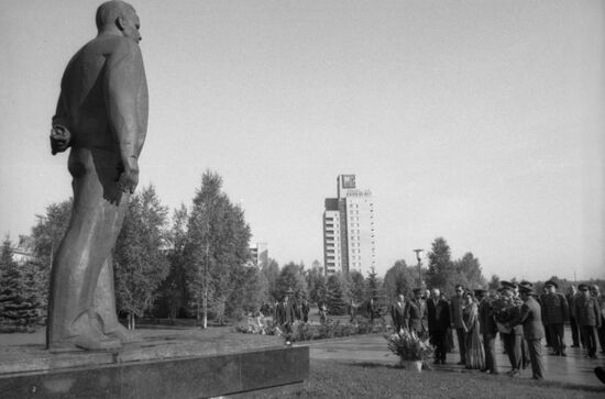 Indian Prime Minister Indira Gandhi visits USSR