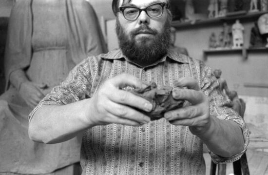 Sculptor Oleg Komov