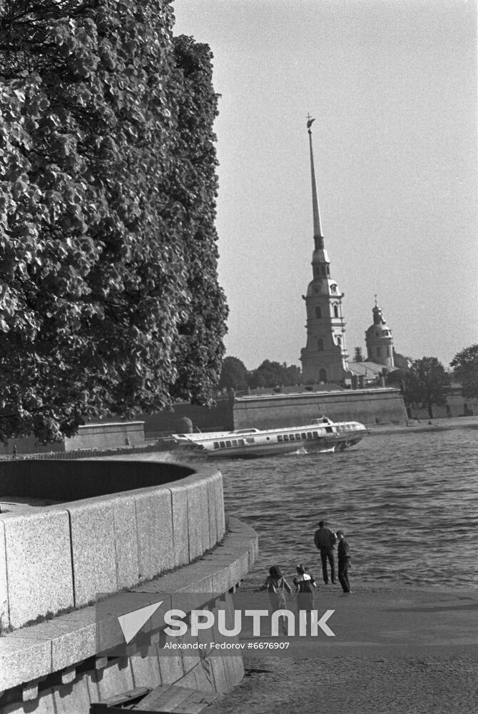 Katya Lychova and Star Row in Leningrad