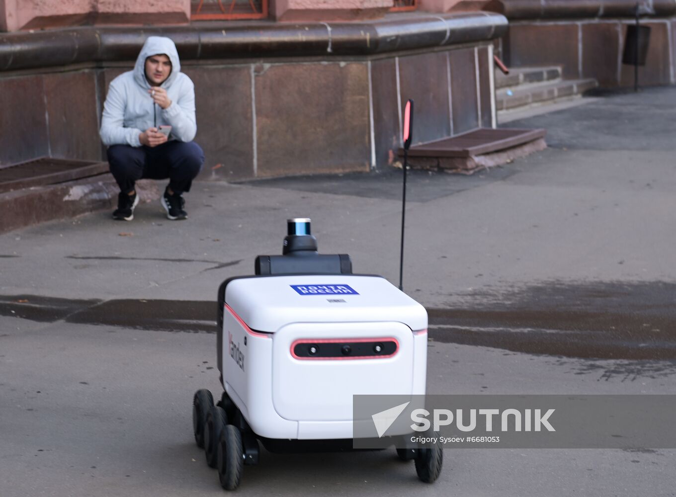 Russia Post Robot Delivery