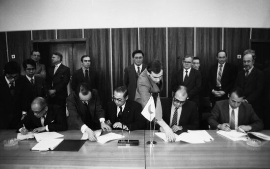 Signing Soviet-Japanese economic agreements