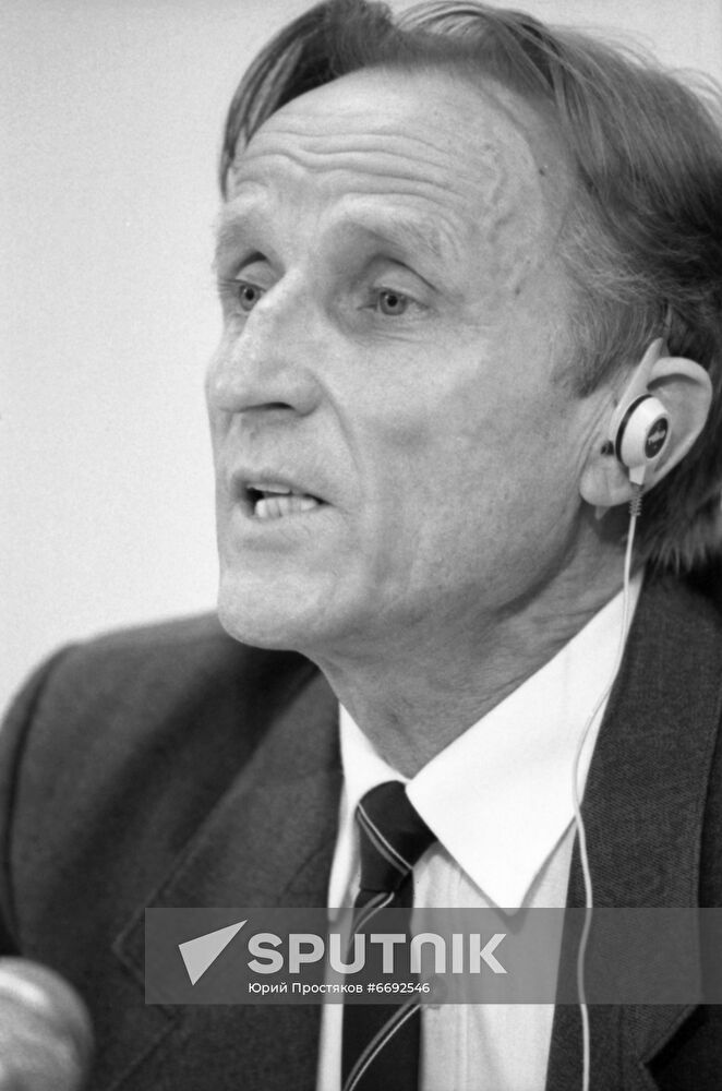 Roundtable discussion, The USSR: How to Avoid a Disaster?