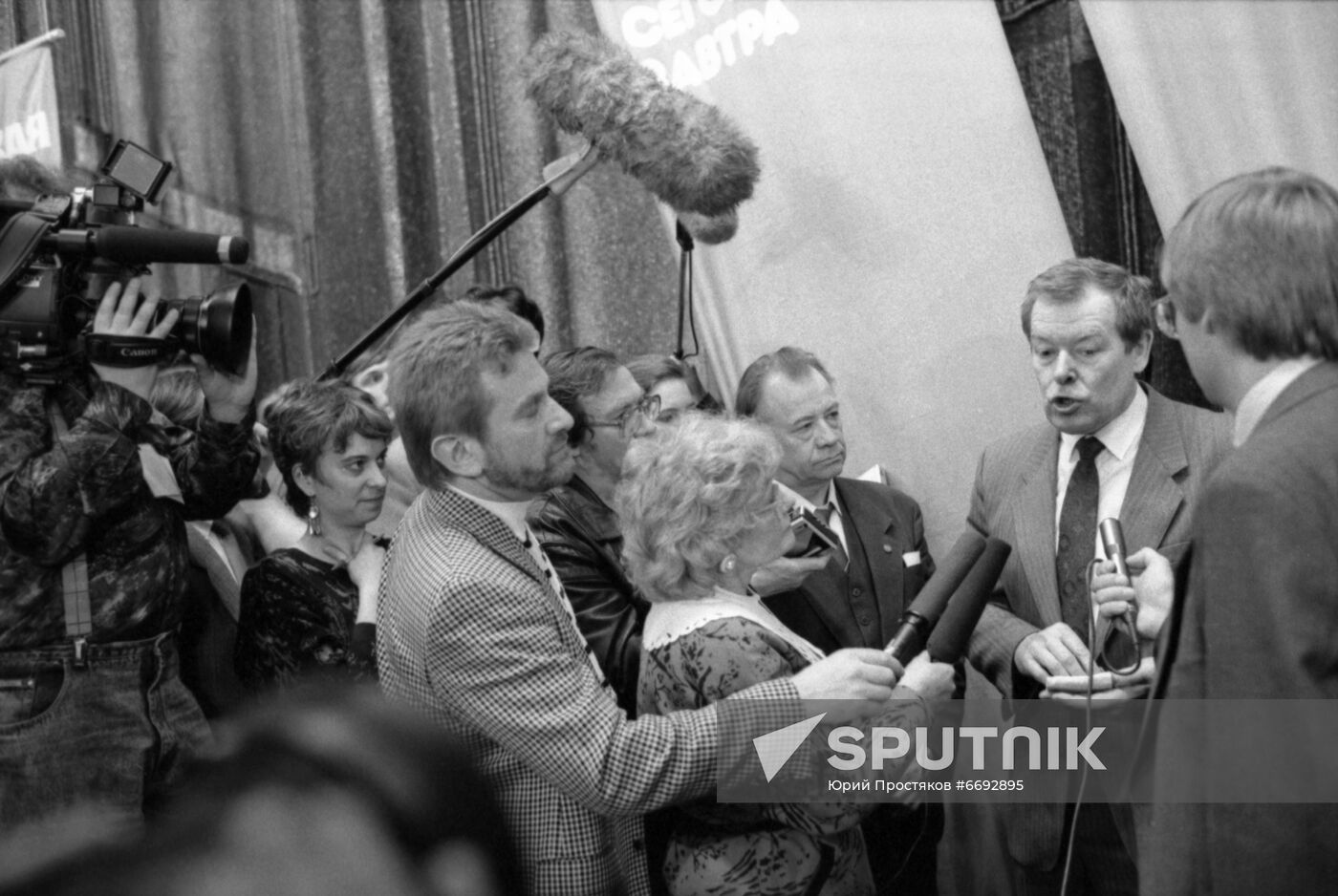 Roundtable discussion, The USSR: How to Avoid a Disaster?