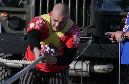 Russia Strongman Contest