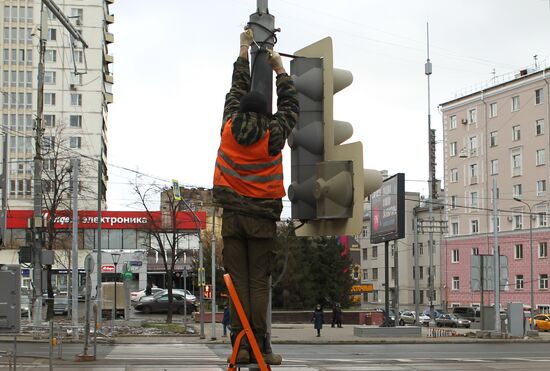 Installing LED traffic lights