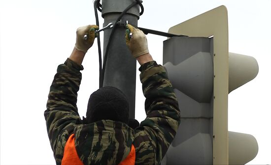 Installing LED traffic lights