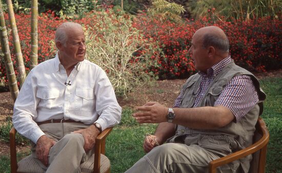 Explorers Thor Heyerdahl and Yury Senkevich