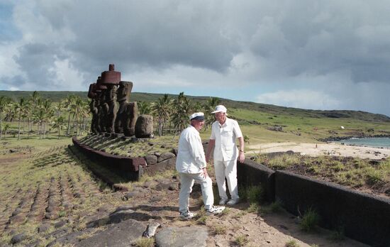 Travelers Thor Heyerdahl and Yury Senkevich on Easter Island