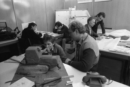 Volgar tries a field (DT-175 Volgar)