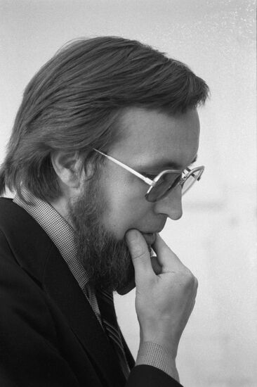 Volgar tries a field (DT-175 Volgar)