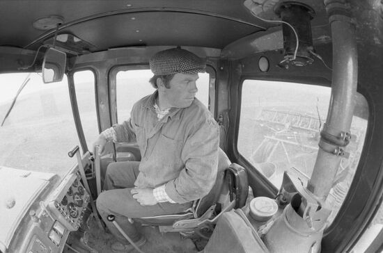 Volgar tries a field (DT-175 Volgar)