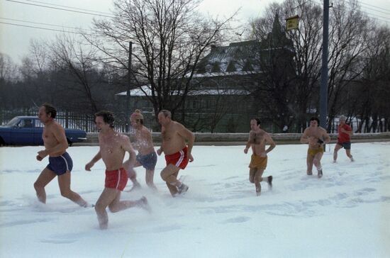 Moscow's winter swimmers organize sports festival
