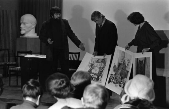 Selecting pictures for exhibition of works by young Belarusian artists