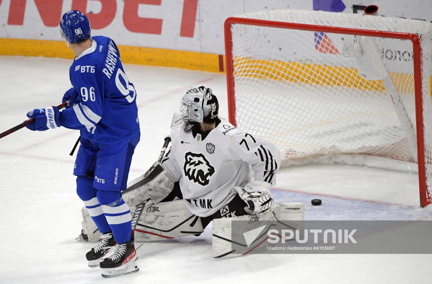 Russia Ice Hockey Kontinental League Dynamo - Traktor