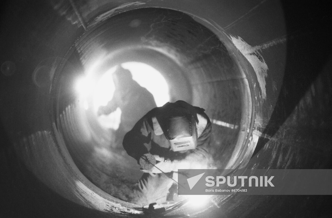 Construction of Urengoi-Pomary-Uzhgorod gas pipeline