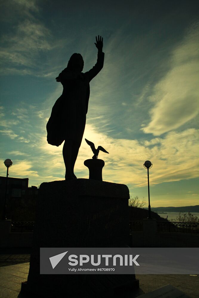 Monument Waiting Woman in Murmansk