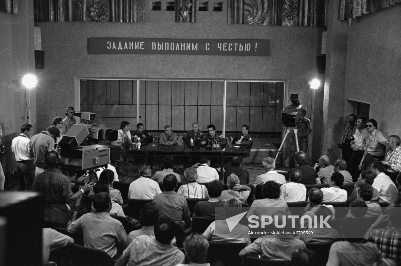 News conference with Soyuz T-6 crew