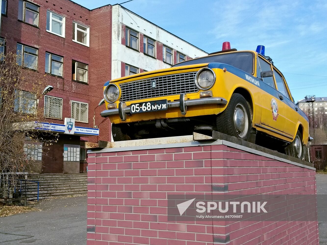 Monument to police patrol car in Murmansk