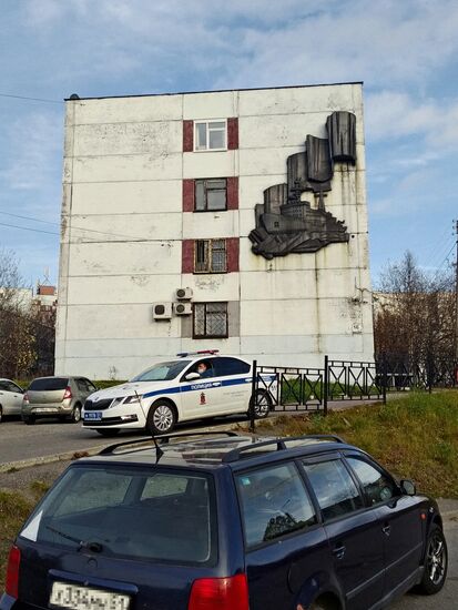 Bas-relief on Murmansk Regional Traffic Police Directorate