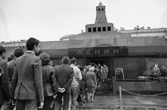 Visitors line up outside Lenin Mausoleum