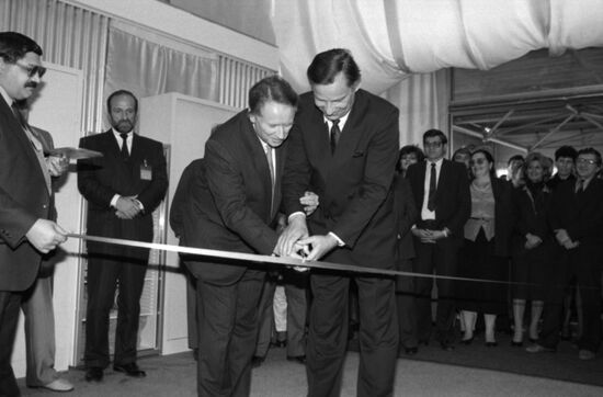 First currency office equipment store in Moscow