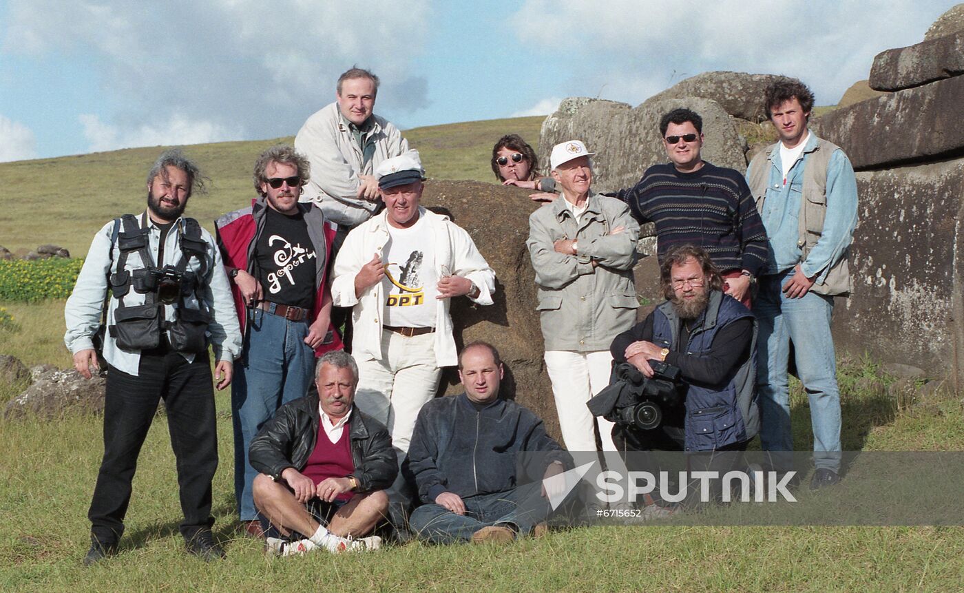 Trip participants with Norwegian seafarer Thor Heyerdahl on Easter Island