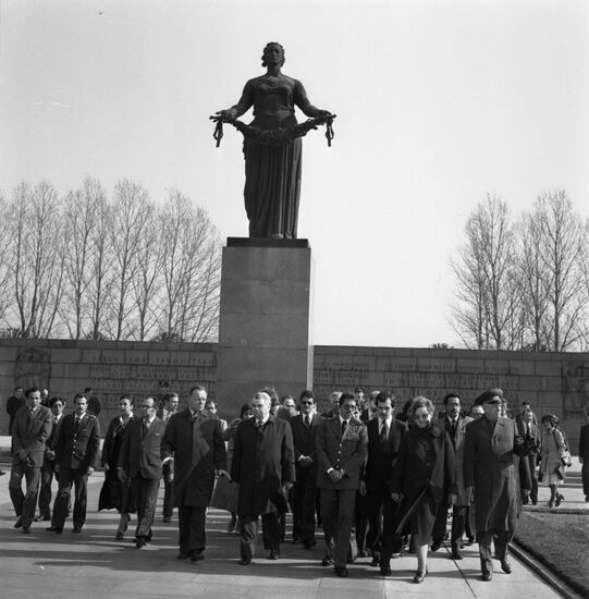 Nicaraguan delegation led by Ortega visits USSR