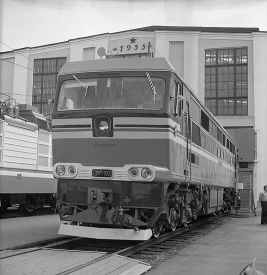 TEP75 diesel locomotive