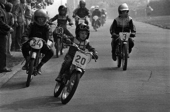 Golden Moped race