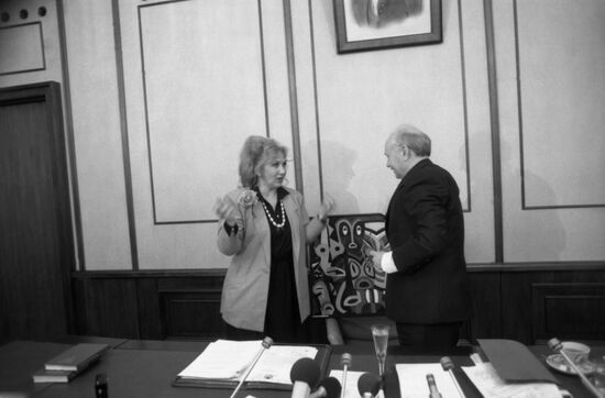 Vladimir Kryuchkov meets a member of 33+1 women journalist international press club