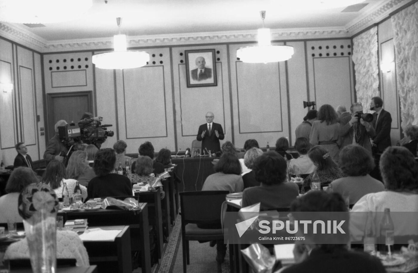 Vladimir Kryuchkov meets members of 33+1 women journalist international press club