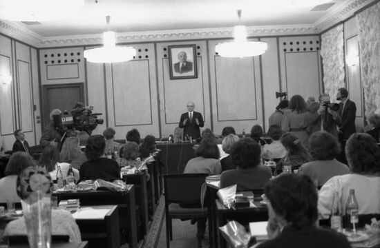 Vladimir Kryuchkov meets members of 33+1 women journalist international press club