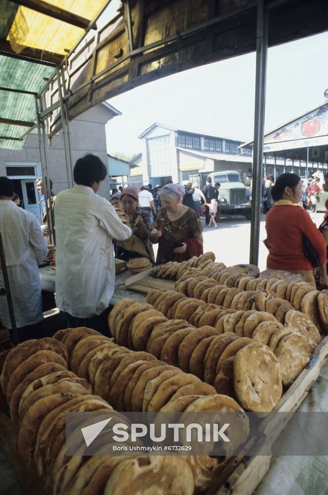 Alai Bazaar marketplace in Tashkent