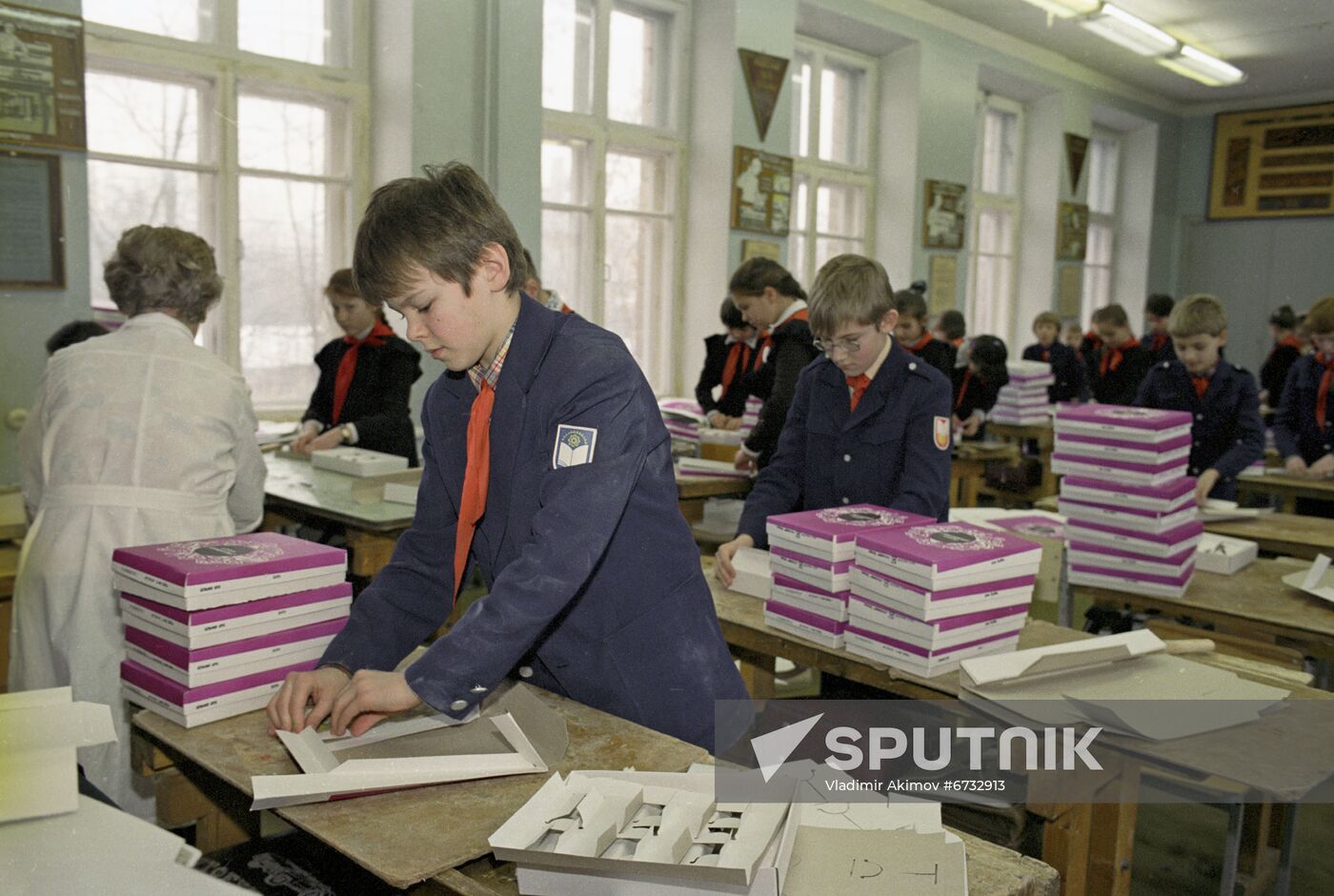 Handicrafts class at Moscow school