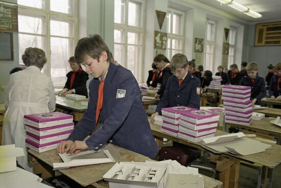 Handicrafts class at Moscow school